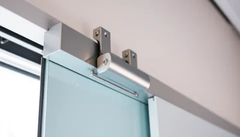 Jak zamontować samodomykacz do drzwi przesuwnych